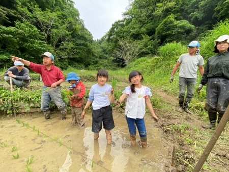 友だちと田植え