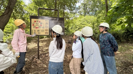案内板を見る学生たち