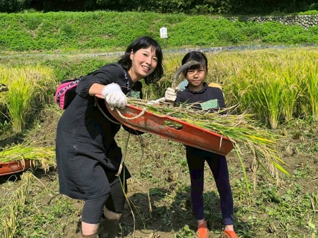 親子で刈り取り記念撮影
