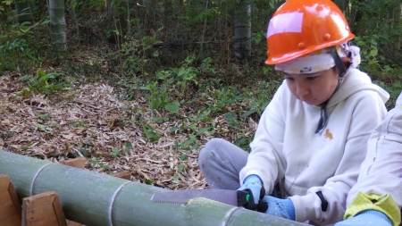 玉切りを行う少女