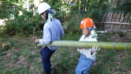 竹を二人で運ぶ様子