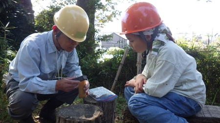 竹細工作りのアドバイスをくれる講師