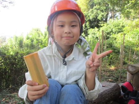 上手にできた竹細工を手に笑顔の少女
