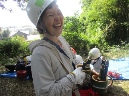 作品完成で笑顔の女性