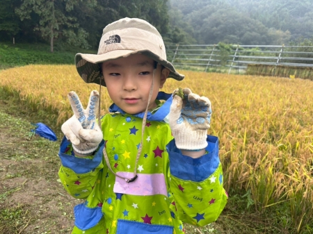 田んぼの活動を終えてピースサイン