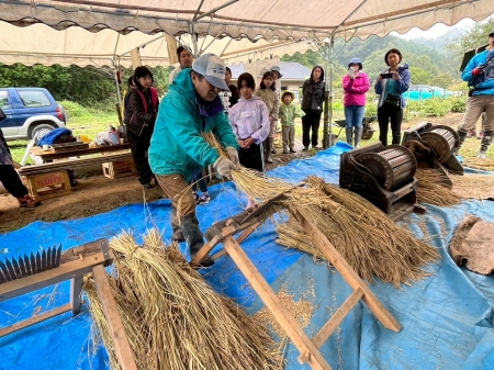 講師の方による千歯こきデモンストレーション