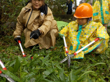 下草刈りをする親子