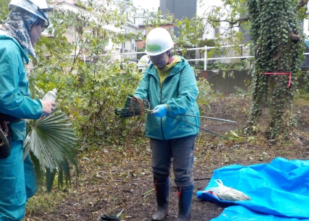 ハエタタキ制作中