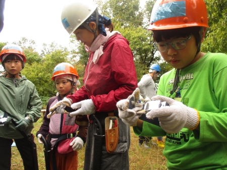 道具を真剣に見る様子