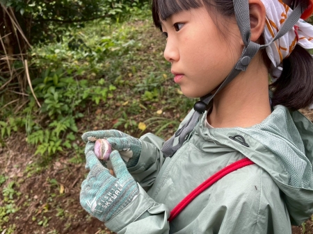 あけびの香りをかいだ後の少女