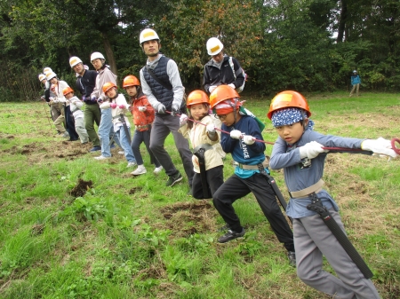 体を斜めにして木を引っ張る