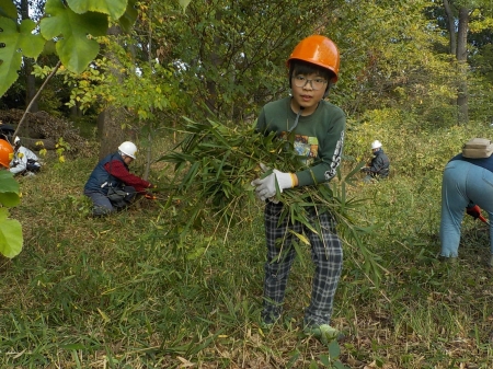 刈った草を運ぶ少年