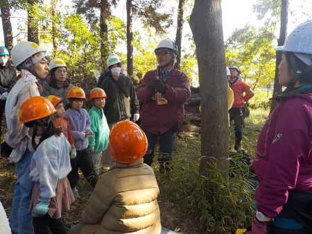 講師の方による木ノコギリの使い方レクチャー