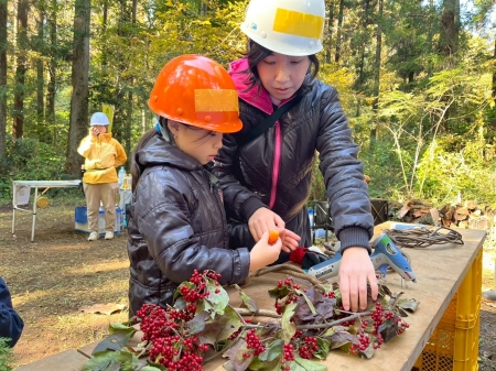 親子でデザインを考える様子