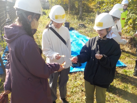 葉っぱを使ったじゃんけんをしている学生たち