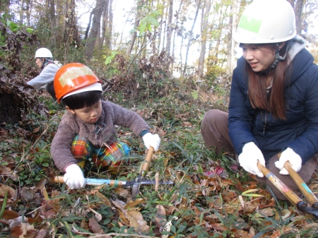 親子で一緒に下草刈り