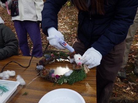 グルーガンを使ってリースを作成していく様子