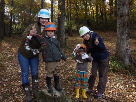 リースをもって二組の親子で記念撮影