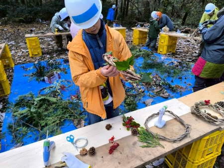 リースの土台にパーツをつけていく様子