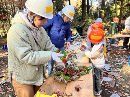 大人も真剣にリース作り