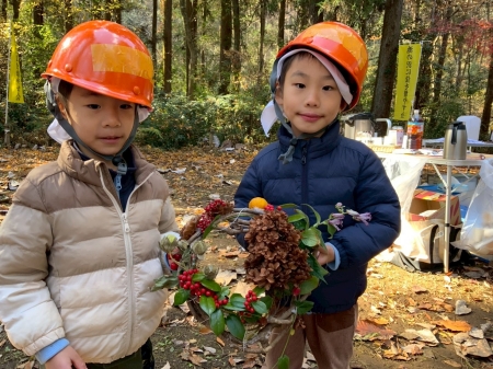 出来上がったリースと一緒に記念撮影
