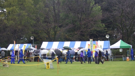 雨の中での開催