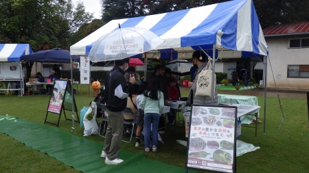 里山へGO!ブースの体験に並ぶ参加者