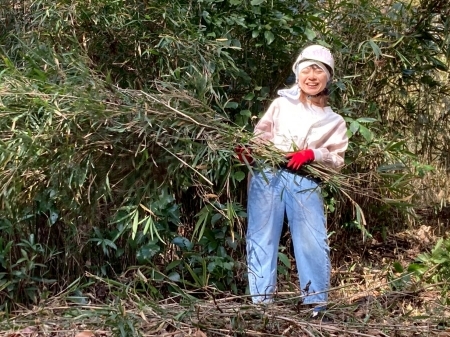 刈った笹を集める様子
