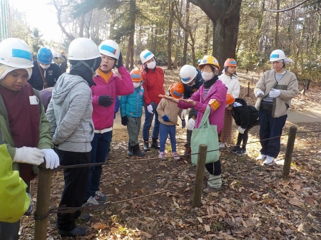 講師の方の説明を聞く参加者