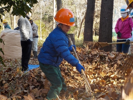 熊手を使う参加者