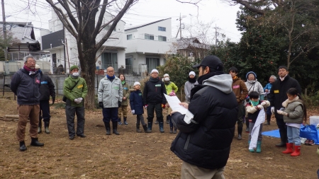 暖かい服装の参加者たち