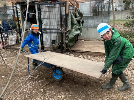 コンパネを運ぶ親子