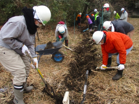 掘った土を運ぶ様子