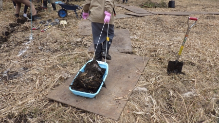 そりを使って土を運ぶ様子