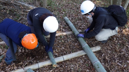 竹を土台にして玉切りする様子
