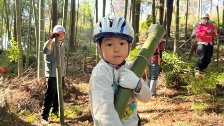 玉切りした竹を運ぶ子ども