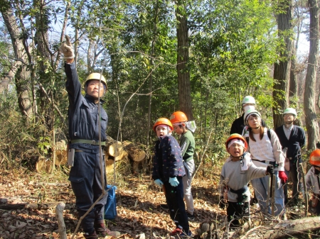 自然観察で講師に質問する参加者たち
