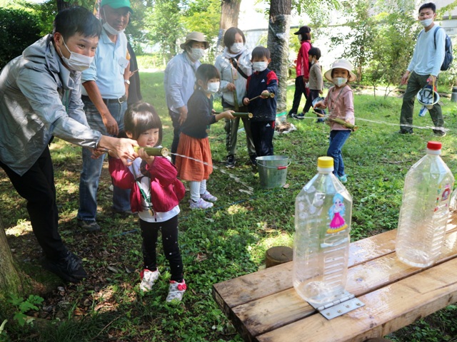 里山へGO!体験プログラムでの竹水鉄砲